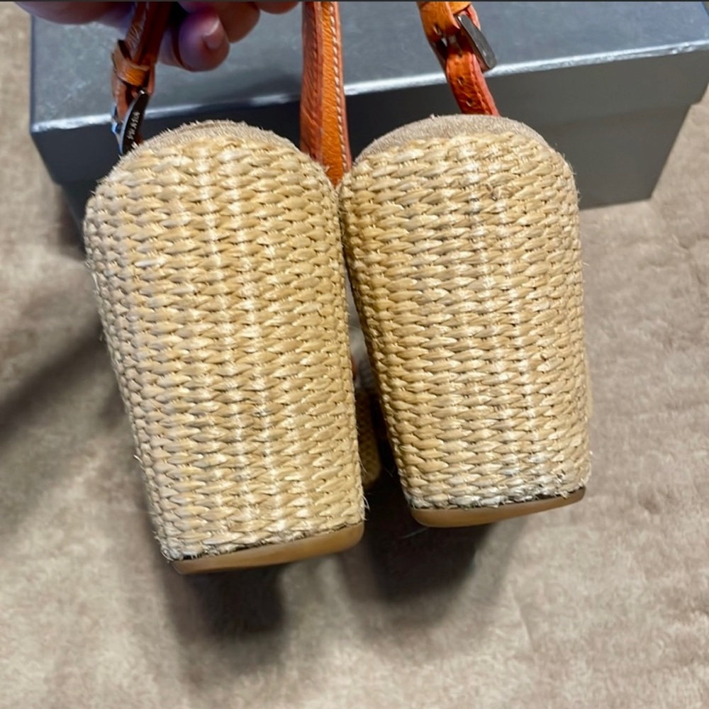 Authentic Prada leather sandals perfect for the spring and summer. - Picture 8 of 11